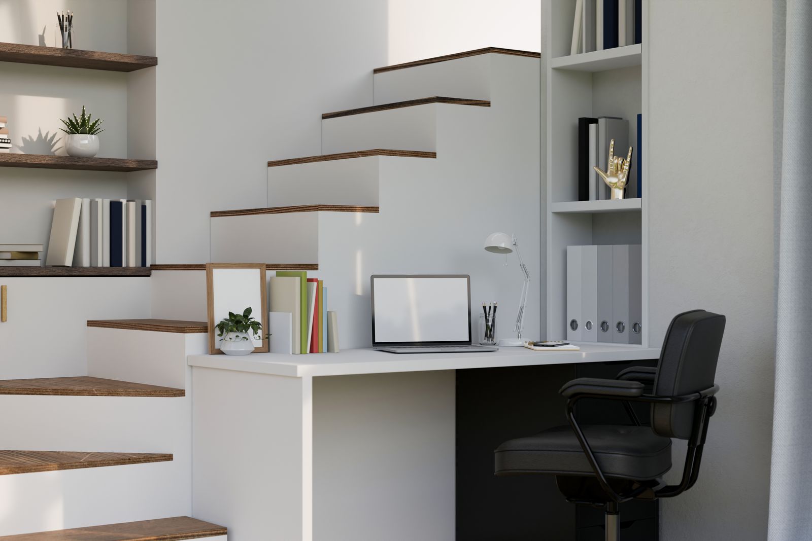 Heller Arbeitsplatz unter einer Treppe mit weißem Schreibtisch, Laptop, Schreibtischlampe und schwarzem Bürostuhl, daneben Regale mit Büchern und Ordnern und eingebaute Regalfächer neben den Stufen