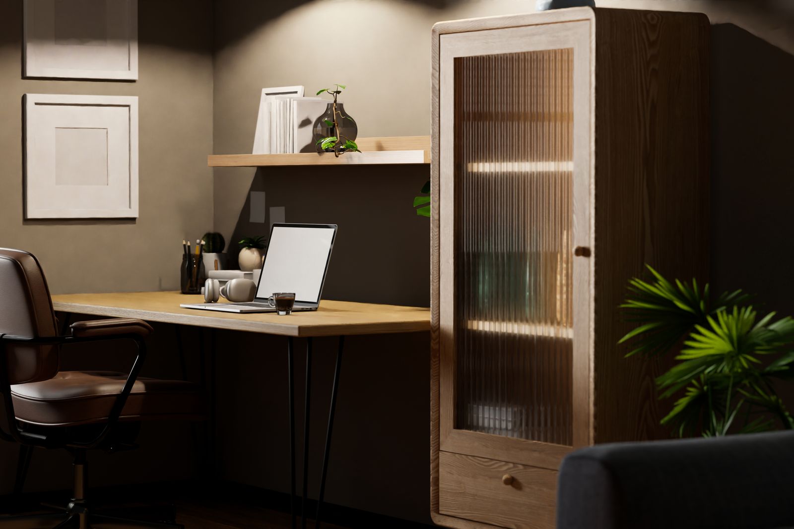 Kleiner Arbeitsplatz am Abend mit einem Holzschreibtisch auf schwarzen Metallbeinen, Laptop, Kopfhörern und Kaffeetasse, darüber ein Wandregal mit Büchern und Pflanze, links ein Bürostuhl aus Leder und Bilderrahmen an der Wand, rechts ein hoher Holzschrank mit Riffelglas