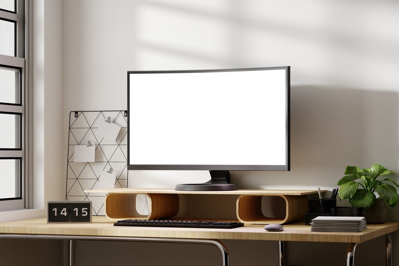 Holzschreibtisch am Fenster mit gebogenem Monitor auf einem hölzernen Monitorständer, darunter die Tastatur, daneben eine Klappuhr, ein Drahtgitter mit Notizzetteln, ein Stiftehalter und eine Grünpflanze