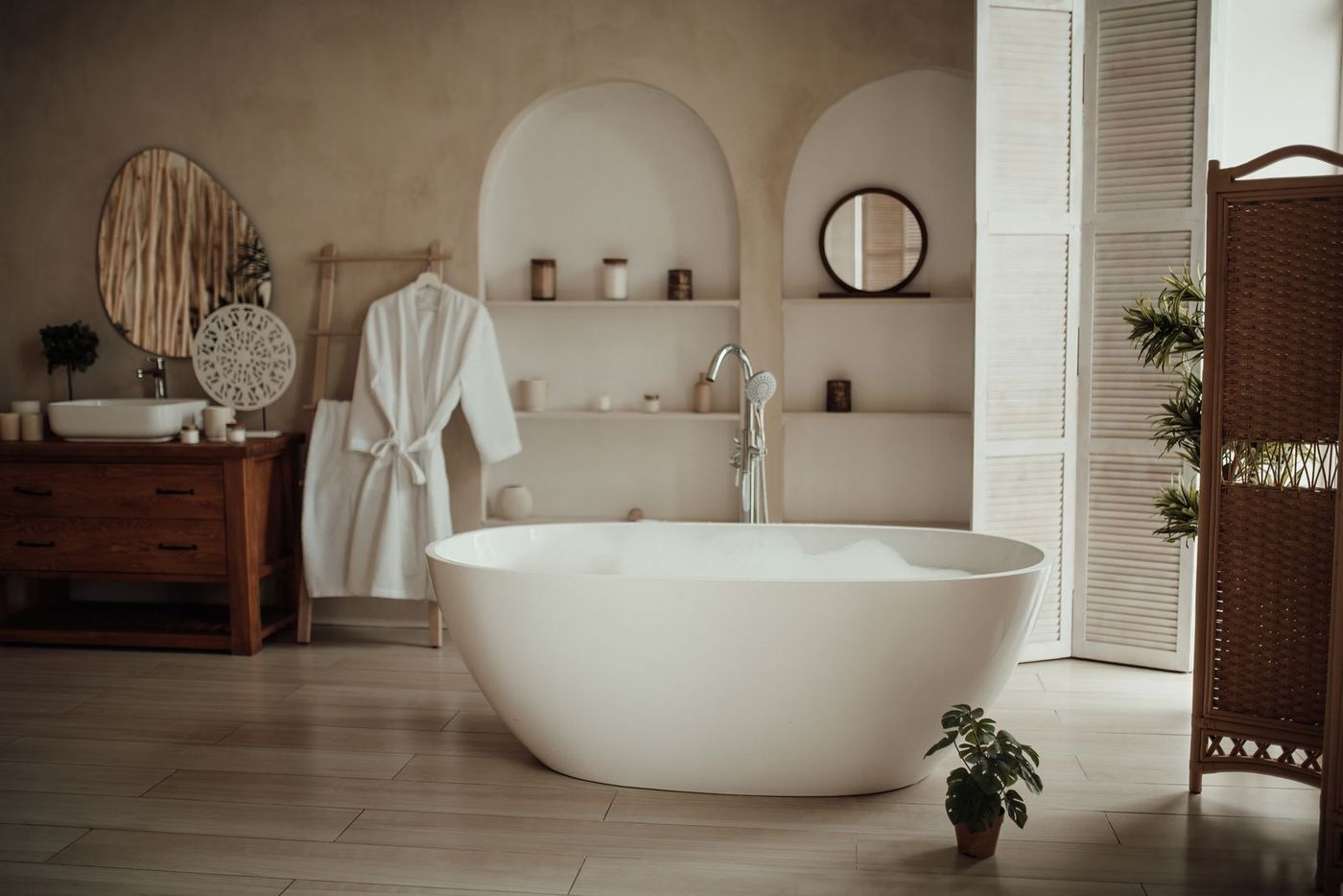 Modernes Bad mit freistehender Wanne