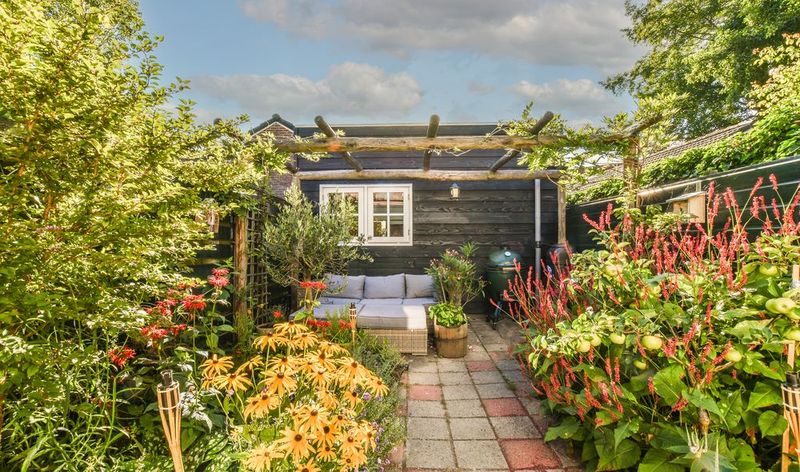Garten mit blühenden Beeten und Sitzplatz